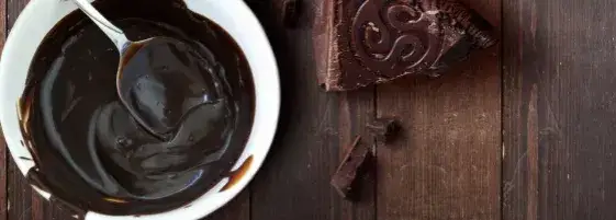 Jak zrobić sos czekoladowy z czekolady – proste przepisy i porady