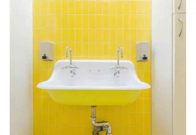 Jakie dodatki do żółtej łazienki sprawią, że będzie wyglądać olśniewająco?