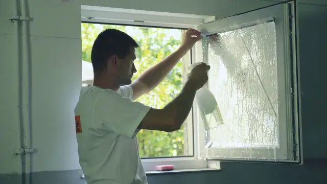 Jak przykleić folię lustrzaną na okno - proste kroki i porady