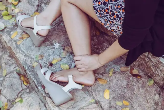 Jak rozepchać za małe buty i uniknąć ich zniszczenia