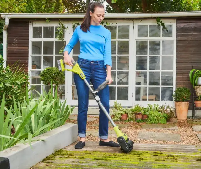 Jak skutecznie wyczyścić kostkę na tarasie bez wysiłku i zniszczenia powierzchni