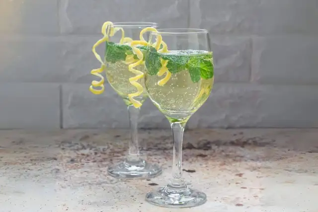 Szprycer drink: idealny przepis na orzeźwiający letni koktajl