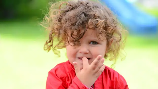 Jak oduczyć dziecko obgryzania paznokci – skuteczne metody i porady