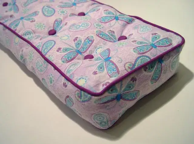 Jak uszyć pokrowiec na gruby materac i uniknąć kosztownych błędów