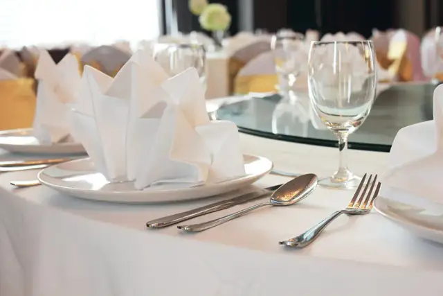 Jak położyć serwetki na stole, aby zachwycić gości i dodać elegancji