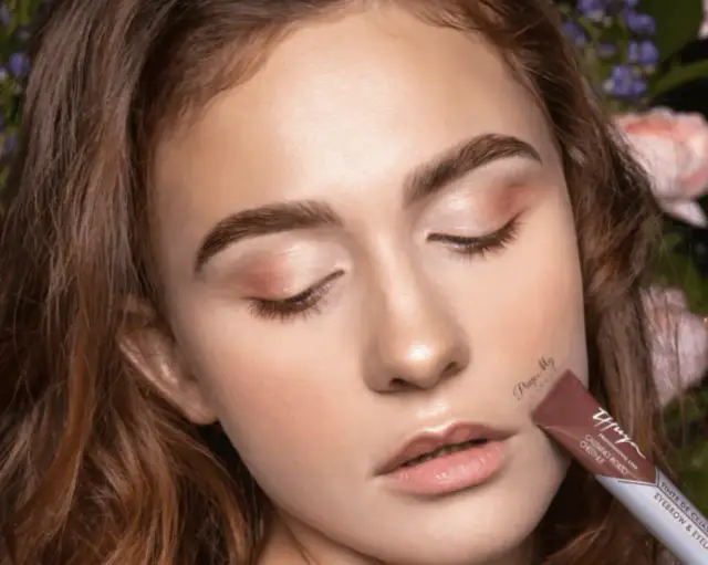 Co trzeba wiedzieć o stylizacji brwi farbką?