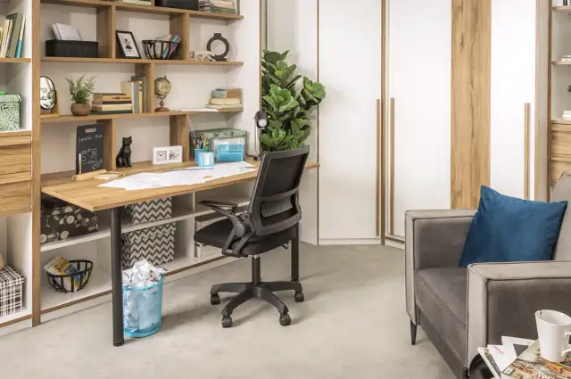 Jak ukryć biurko w salonie i uzyskać estetyczną przestrzeń bez chaosu