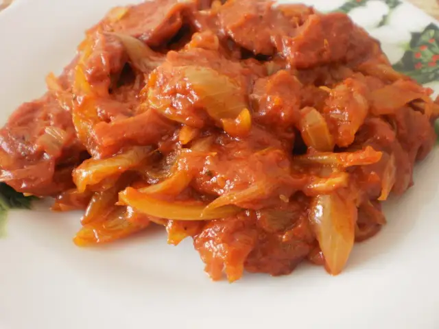 Szybki przepis na kiełbasę z cebulką i koncentratem, który zachwyci