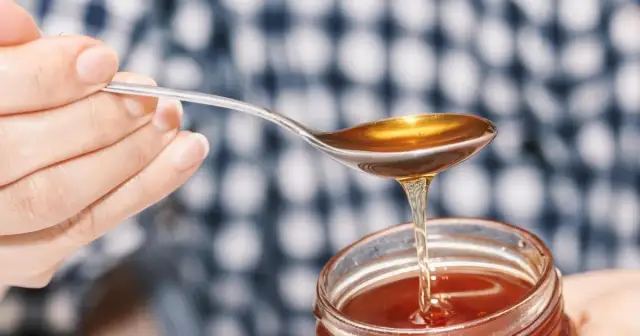 Miód gryczany z czego powstaje i jakie ma niezwykłe właściwości