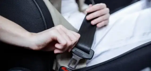 Jak stosowanie pasów bezpieczeństwa wpływa na Twoje bezpieczeństwo i zdrowie?