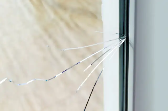 Jak reklamować pękniętą szybę w oknie i uniknąć zbędnych kosztów