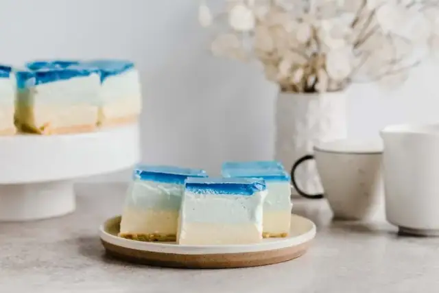 Przepis na ciasto smerf – łatwy i pyszny deser bez pieczenia