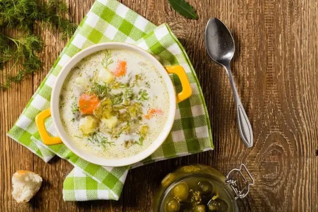Ile kalorii ma zupa ogórkowa? Sprawdź, co wpływa na jej kaloryczność