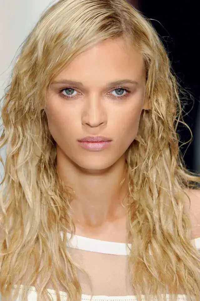 Fryzura mokra włoszka jak wygląda i jak ją osiągnąć w prosty sposób