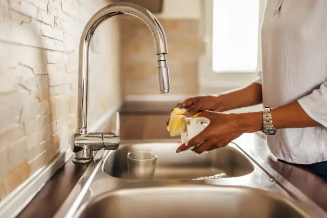 Jak wyczyścić kubek z osadu herbaty - skuteczne domowe metody