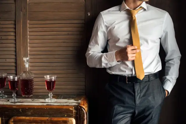 Dokąd powinien sięgać krawat? Idealna długość i błędy, których unikać