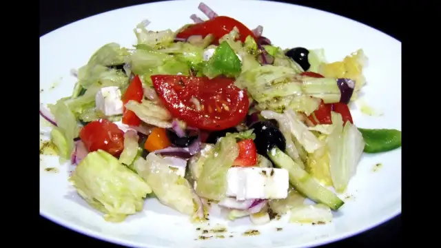 Jak się robi sałatkę grecką - prosta i smaczna receptura na każdą okazję
