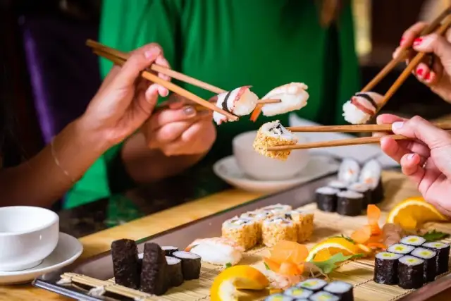 Ile sushi na 2 osoby - idealna porcja, aby nie być głodnym
