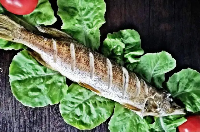 Jak upiec szczupaka w piekarniku, by był soczysty i pełen smaku