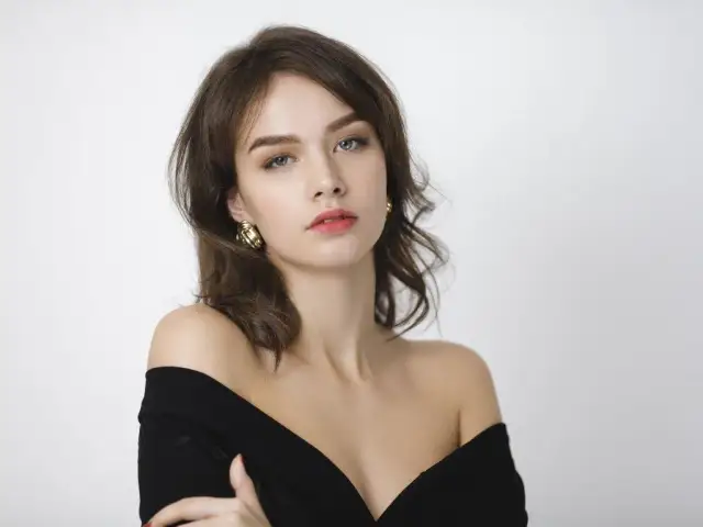 Jaki makijaż do czarnej sukienki? Odkryj idealne stylizacje na każdą okazję