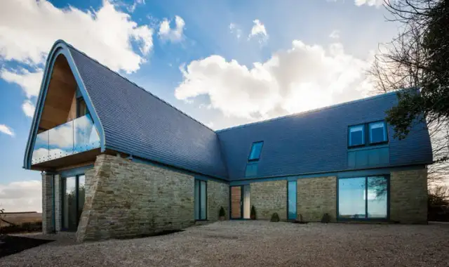 Ile bierze dekarz za m2? Sprawdź ceny i uniknij niepotrzebnych kosztów