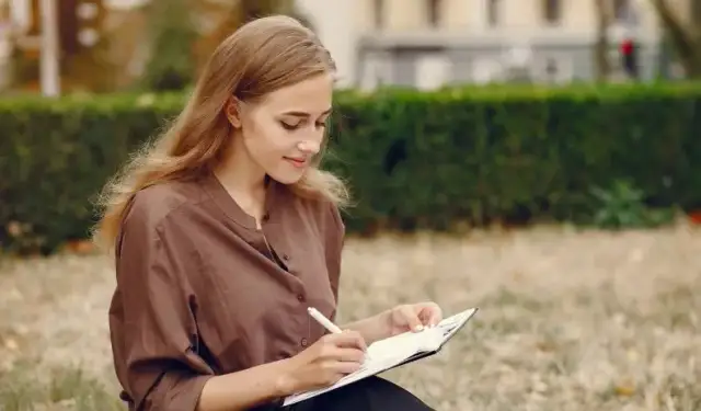 Czy wypracowanie to rozprawka? Odkryj kluczowe różnice i zastosowania