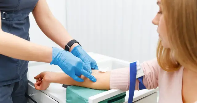 Podwyższony poziom limfocytów – co oznacza, przyczyny i kiedy to groźne?