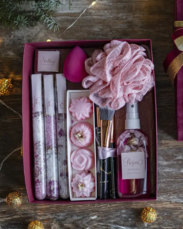 Najlepsze pomysły na prezent dla mamy pod choinkę, które ją zachwycą