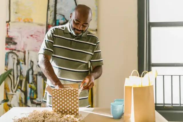 Praktyczne i solidne prezenty dla męża. Jak podarować coś, co faktycznie mu się sprawdzi?