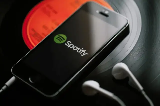 Co daje Spotify Premium? Odkryj zalety i porównanie z wersją darmową