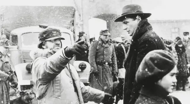 Steven Spielberg jako reżyser Listy Schindlera - jego wpływ na film