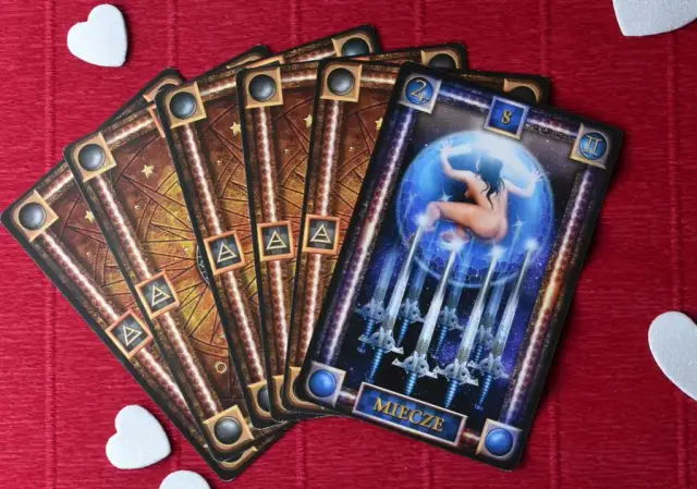 8 mieczy tarot znaczenie - jak uwolnić się od wewnętrznych ograniczeń