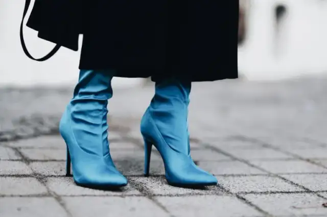 Buty z cholewką jak skarpetka – modny trend, stylizacje i gdzie je kupić