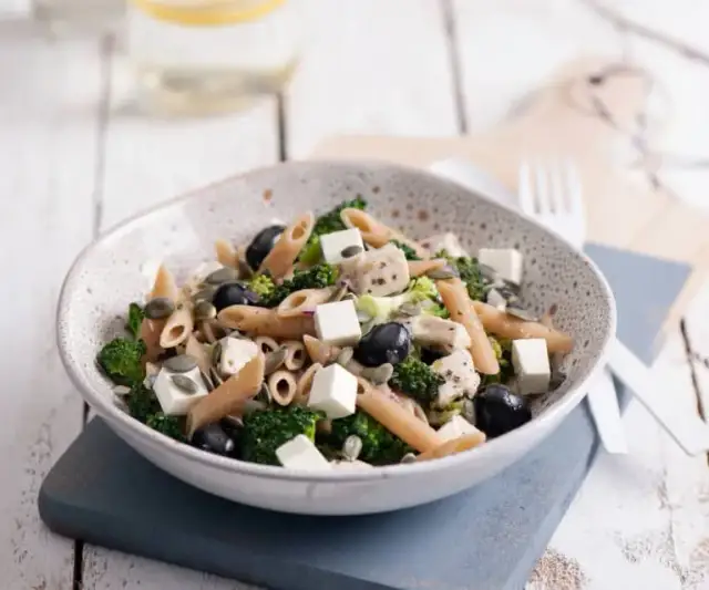 Fit sałatka z makaronem pełnoziarnistym: 3 pyszne przepisy