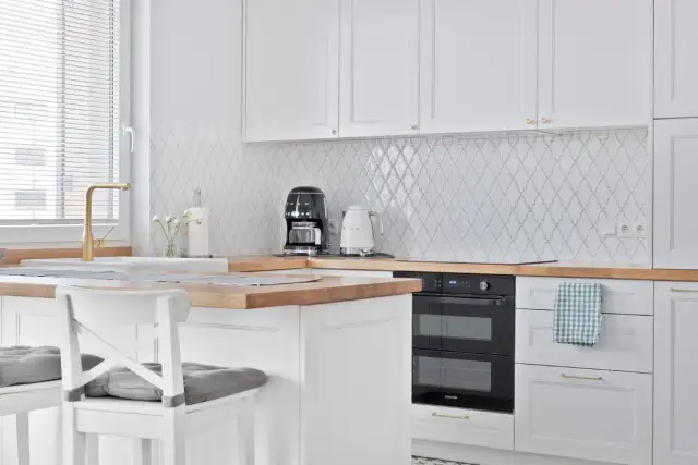 Najlepsze płytki między szafkami w kuchni: ekspert radzi jak wybrać