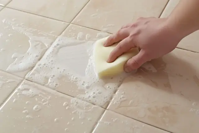 Jak uzyskać efekt mokrej fugi i uniknąć najczęstszych błędów