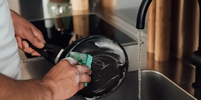 Skuteczne sposoby jak wyczyścić przypaloną patelnię: 5 domowych metod