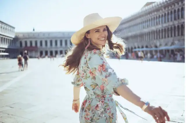 Jaki naszyjnik do sukienki w kwiaty, by uniknąć modowych wpadek?