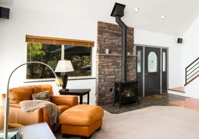 Z czym połączyć kamień na ścianie, aby uniknąć nudnej aranżacji?