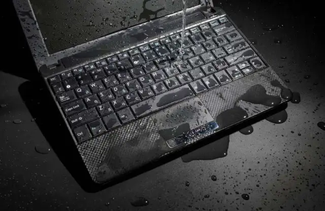 Czy zalany laptop będzie działał? Kluczowe kroki i porady na ratunek