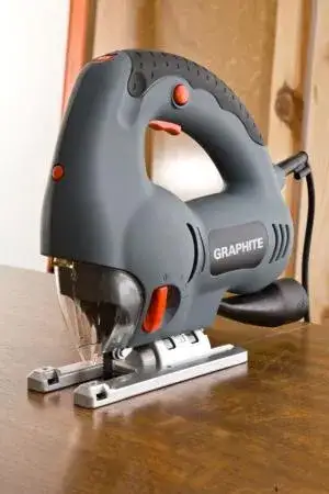 Wyrzynarka czy pilarka – co wybrać, by uniknąć błędów w projekcie? Porównanie i porady