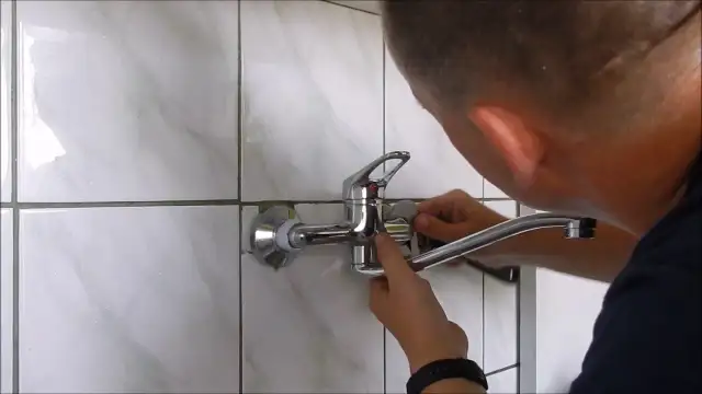 Jak samodzielnie zamontować kran w kuchni bez błędów i problemów