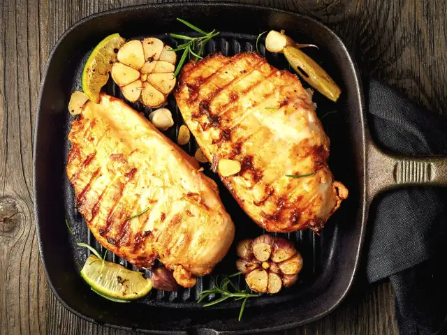 Jak upiec pierś z kurczaka na patelni, by była soczysta i pyszna