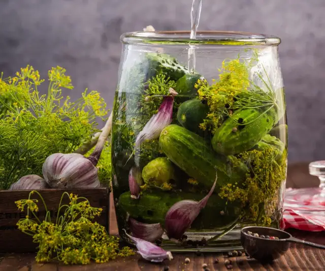 Czy gotować wodę do kiszenia ogórków? Oto, co musisz wiedzieć
