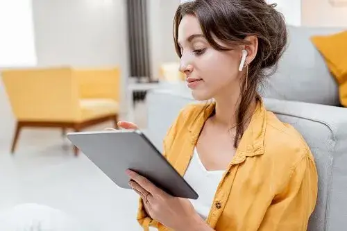 Jak podłączyć słuchawki AirPods bez problemów i frustracji