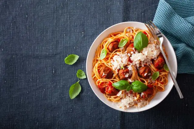 Pulpety w sosie pomidorowym – idealne dodatki, które zaskoczą smak