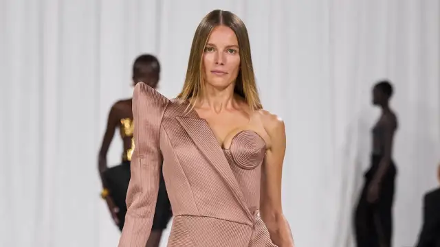 Pudrowy róż w modzie: dlaczego to kolor, który musisz znać?