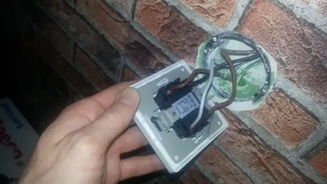 Jak podłączyć podwójny włącznik światła 2 kable - uniknij błędów i zagrożeń