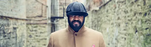 Dlaczego Gregory Porter nosi czapkę? Ciekawe powody i znaczenie stylu.
