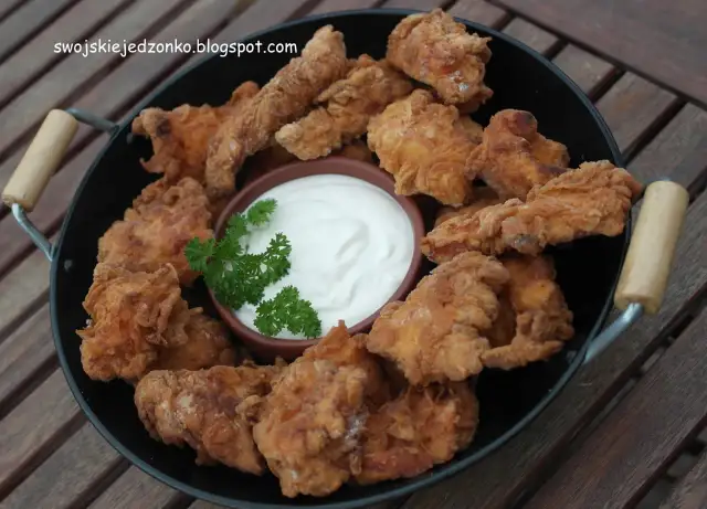 Co najlepiej zjeść z sosem czosnkowym? Sprawdź idealne połączenia!